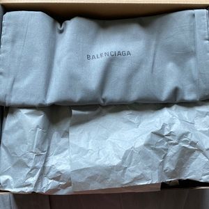 Hi These are balenciaga kids triple S size EU24